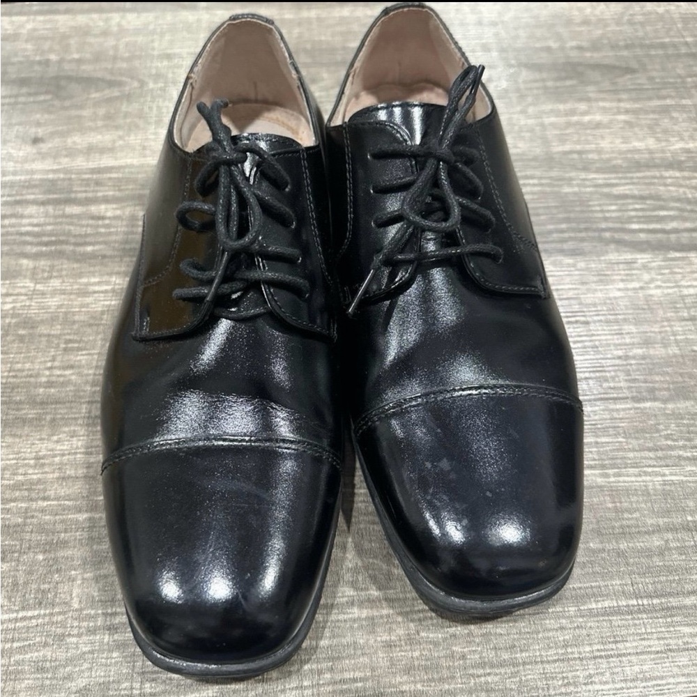 Florsheim Kids Black Leather Dress Shoes size 5. Like new condition.